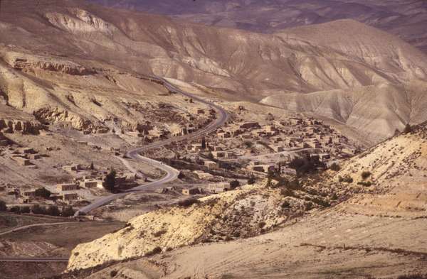 photo of Jordan, dry desert mountains along the Kings highway between Amman and Aqaba