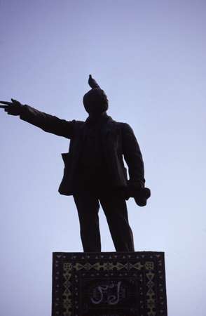 photo of Turkmenistan, Ashgabat, Lenin statue with bird