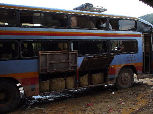 China landelijke Chinese bus op weg naar de Dong en Miao dorpen, zie de mooie rieten zakken in de laadruimte