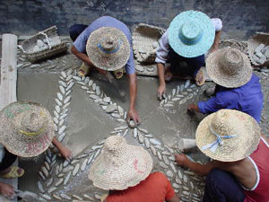 China straatwerkers maken mooi straatpatroon in Zhaoshing dorp