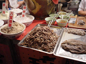 China Beijing Peking, wormen, maagwand en ander lekkers op de eetstalletjes van de Wangfujing avondmarkt