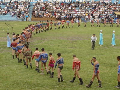 Tuva Kyzyl reizen, Tuvaanse worstelaars wandelen het stadion binnen voor een traditionele worstelwedstrijd ter gelegenheid van Dembildei