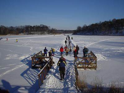 zweden stockholm hagaparken natuurpark stadspark schaatsen, wandelen en langlaufen op bevroren meer
