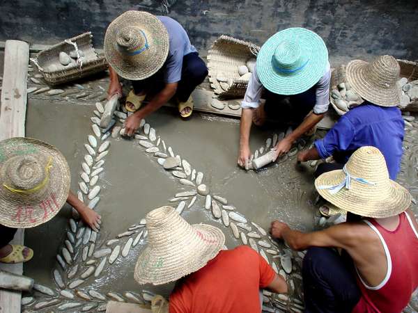 photo of China, Guizhou province, streetworkers in Zhaoshing, a wonderful village in Dong minority country