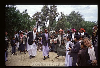 photo of Yemen, dancing on a wedding in a village high up in the mountains, Hans Rossel
