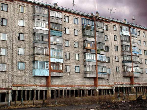 photo of Russia, Arctic Russia, Vorkuta, apartment block built on concrete piles. Building on permafrost (continuously frozen soil) is difficult because the heat of the building would melt the permafrost and the building would sink if no special construction techniques are used