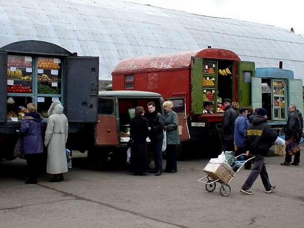 photo of Arctic Russia, Vorkuta, fruit market, halfway june the temperature was still -10° C, but would suddenly go up in a few days time to 20° C