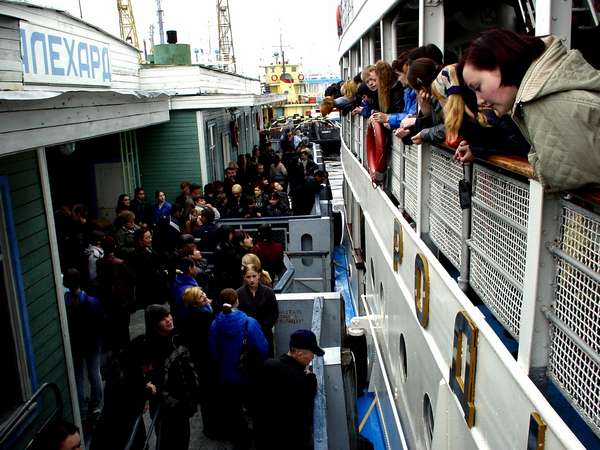 photo of Rusland Siberie vertrek van de ferry vanuit Salekhard voor een afvaart van 9 dagen over de Ob naar Omsk