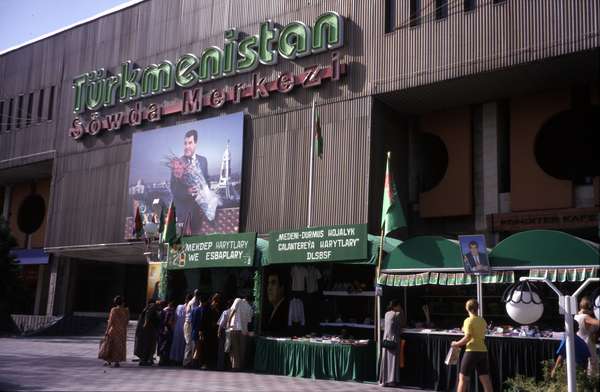 photo of Turkmenistan, Ashgabat, Söwda Merkezi, the former Univermag shopping centre with huge poster of president Saparmurat Nyazov Turkmenbashi