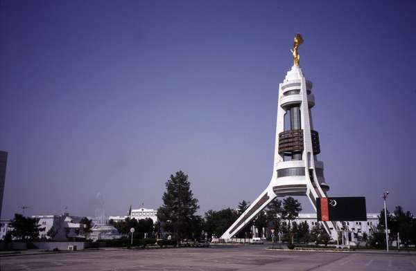 photo of Turkmenistan, Ashgabat, monument van de neutraliteit met een gouden beeld van president Turkmenbashi er bovenop