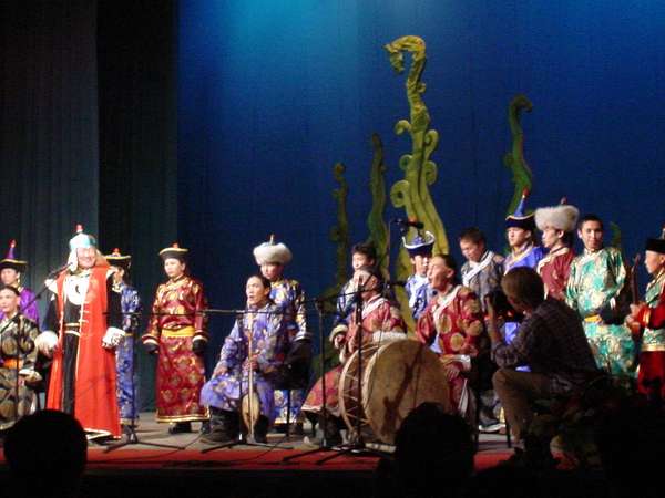 photo of Tuva, Kyzyl, opening van het Dembildei Khoomei keelzangfestival met Kongar Ol Ondar als organisator in het rood, het was ook zijn 40ste verjaardag