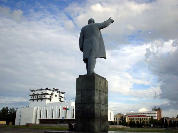 photo of Tuva, central Kyzyl, Soviet communist statue of Lenin with behind the Tuvan Theatre