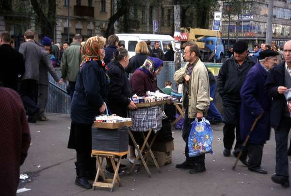 photo of Ukraine Kiev vrouwen op straat verkopen piroshki, aardappelgebakjes en andere hapjes