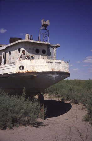 photo of Uzbekistan Moynaq boot op bodem Aral meer reizen toerisme