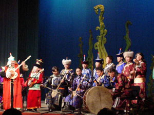 Tuva Kyzyl reizen Dembildei festival voor de verjaardag van keelzanger Kongar-ol Ondar